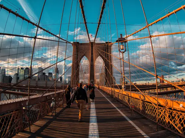 Fußgänger überqueren die Brooklyn Bridge in New York City