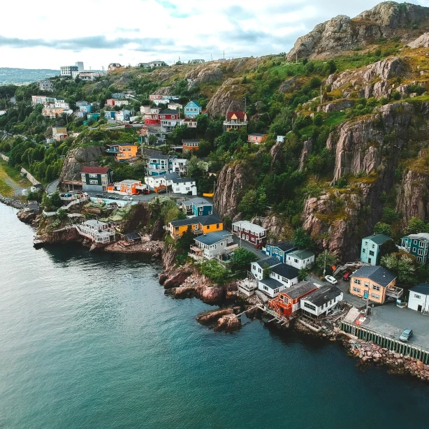 Küstendorf mit bunten Häusern an Felsen gebaut in Kanada