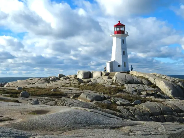 Ein weiß-roter Leuchtturm thront auf einem Felsvorsprung in Peggys Cove, Nova Scotia