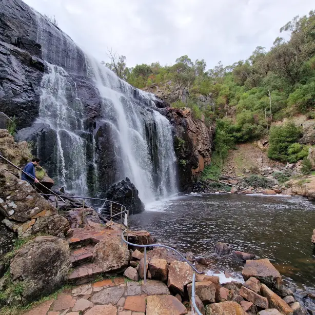 Een bezoekerstrap leidt naar de McKenzie watervallen in de Grampians, Victoria, Australië