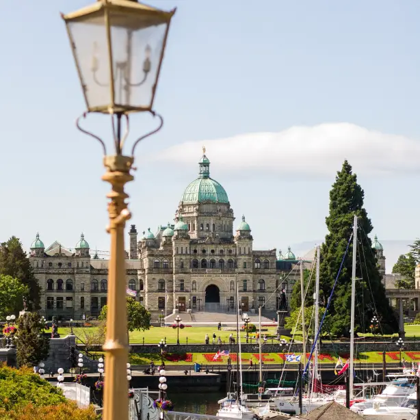 Het historische parlementsgebouw van British Columbia aan het water in Victoria, Canada