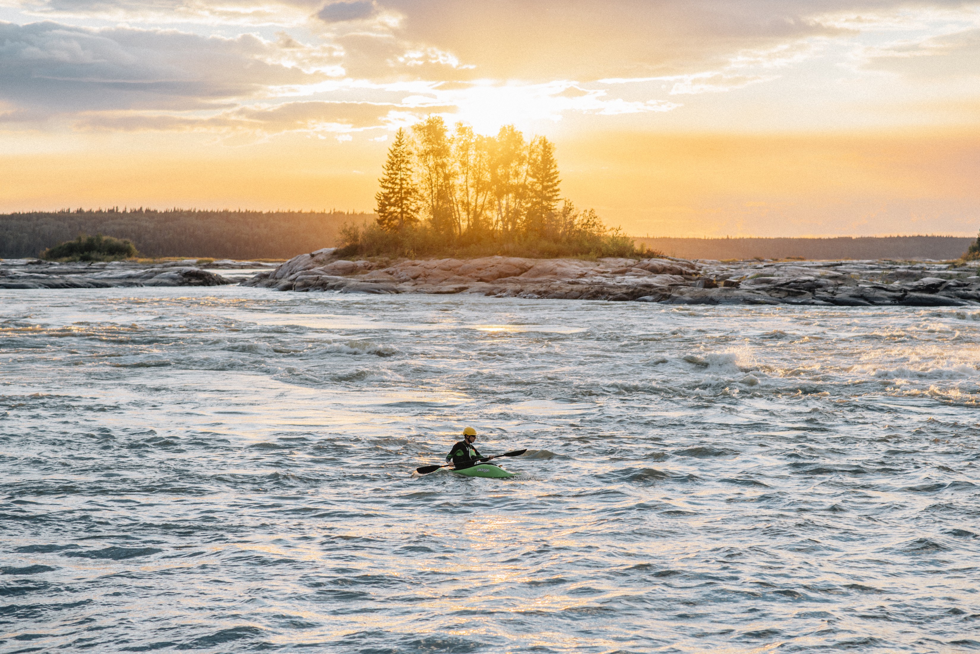 Kajakfahren auf dem Wasser in Kanada bei Sonnenuntergang