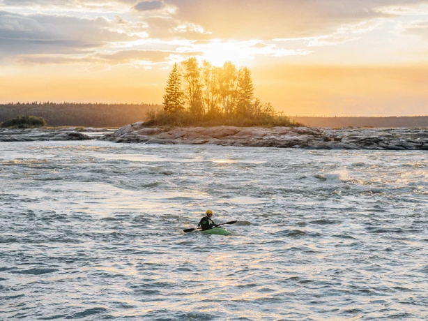 Kajakfahren auf dem Wasser in Kanada bei Sonnenuntergang