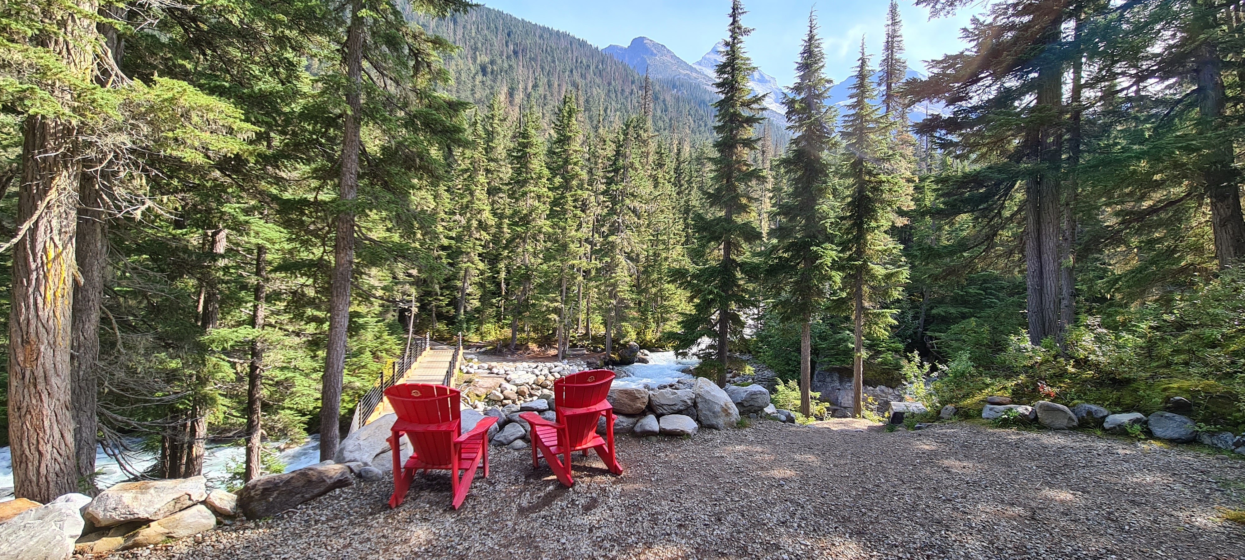 Twee rode stoelen in het Yoho National Park in British Columbia, Canada