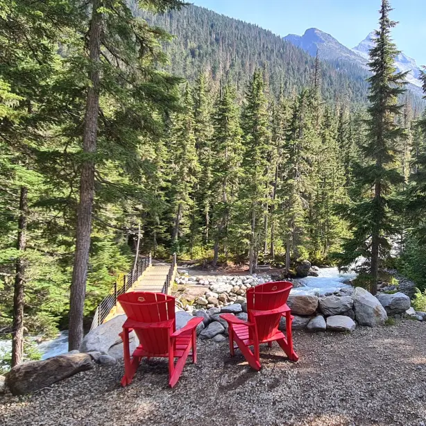 Twee rode stoelen in het Yoho National Park in British Columbia, Canada