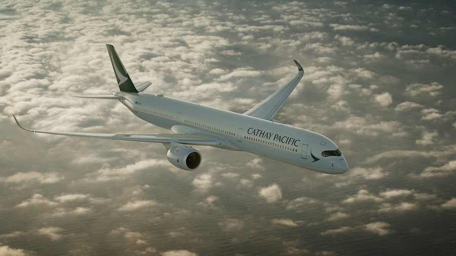 Cathay Pacific Flugzeug fliegt über den Wolken