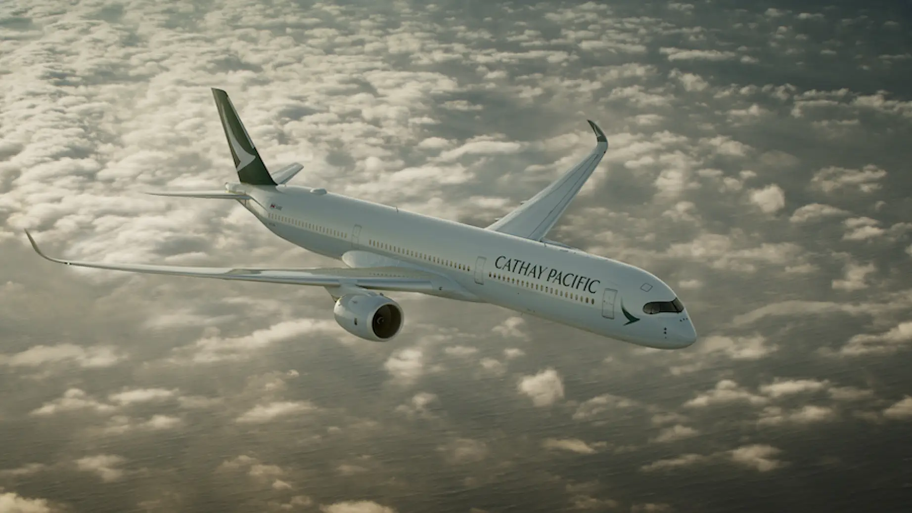 Cathay Pacific Flugzeug fliegt über den Wolken
