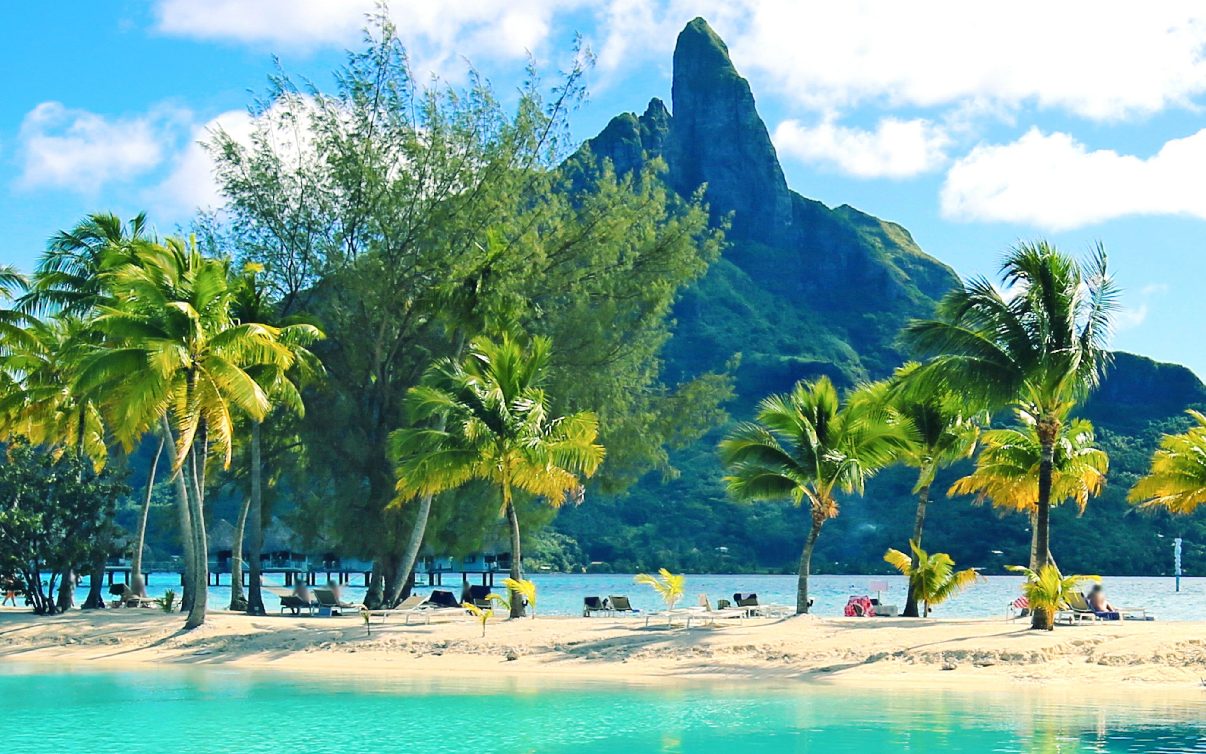 Bora Bora strand met grillige vulkanische bergen op de achtergrond