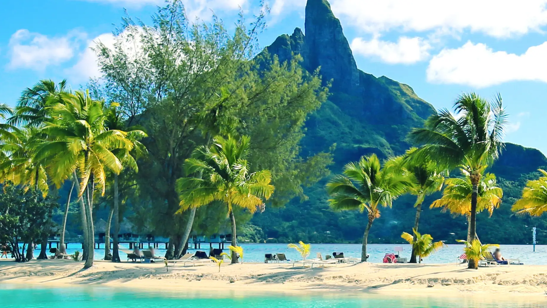Bora Bora strand met grillige vulkanische bergen op de achtergrond