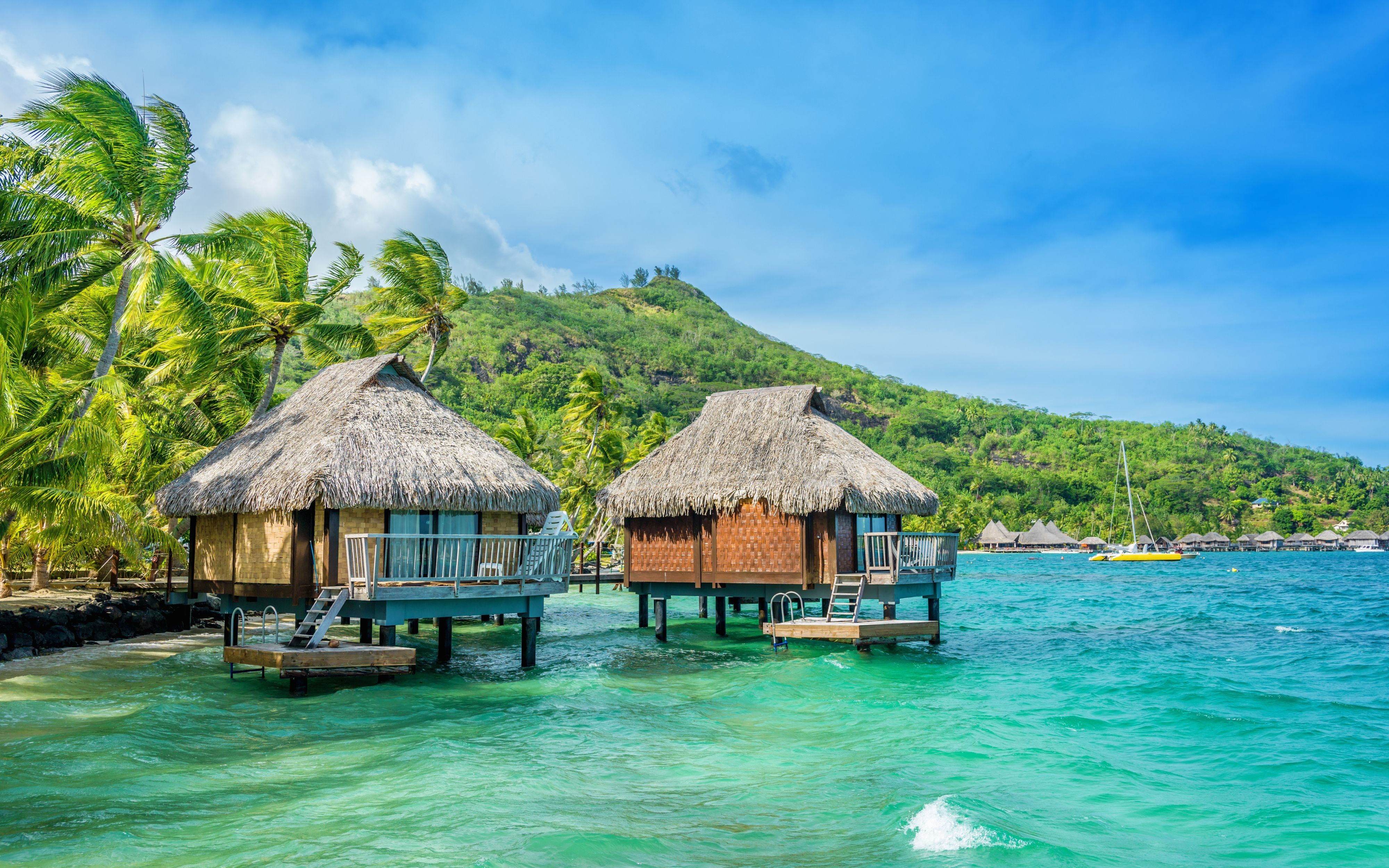 Hutten in Frans-Polynesië Tahiti op het turquoise water