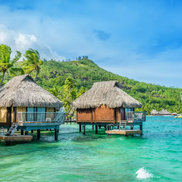 Hutten in Frans-Polynesië Tahiti op het turquoise water