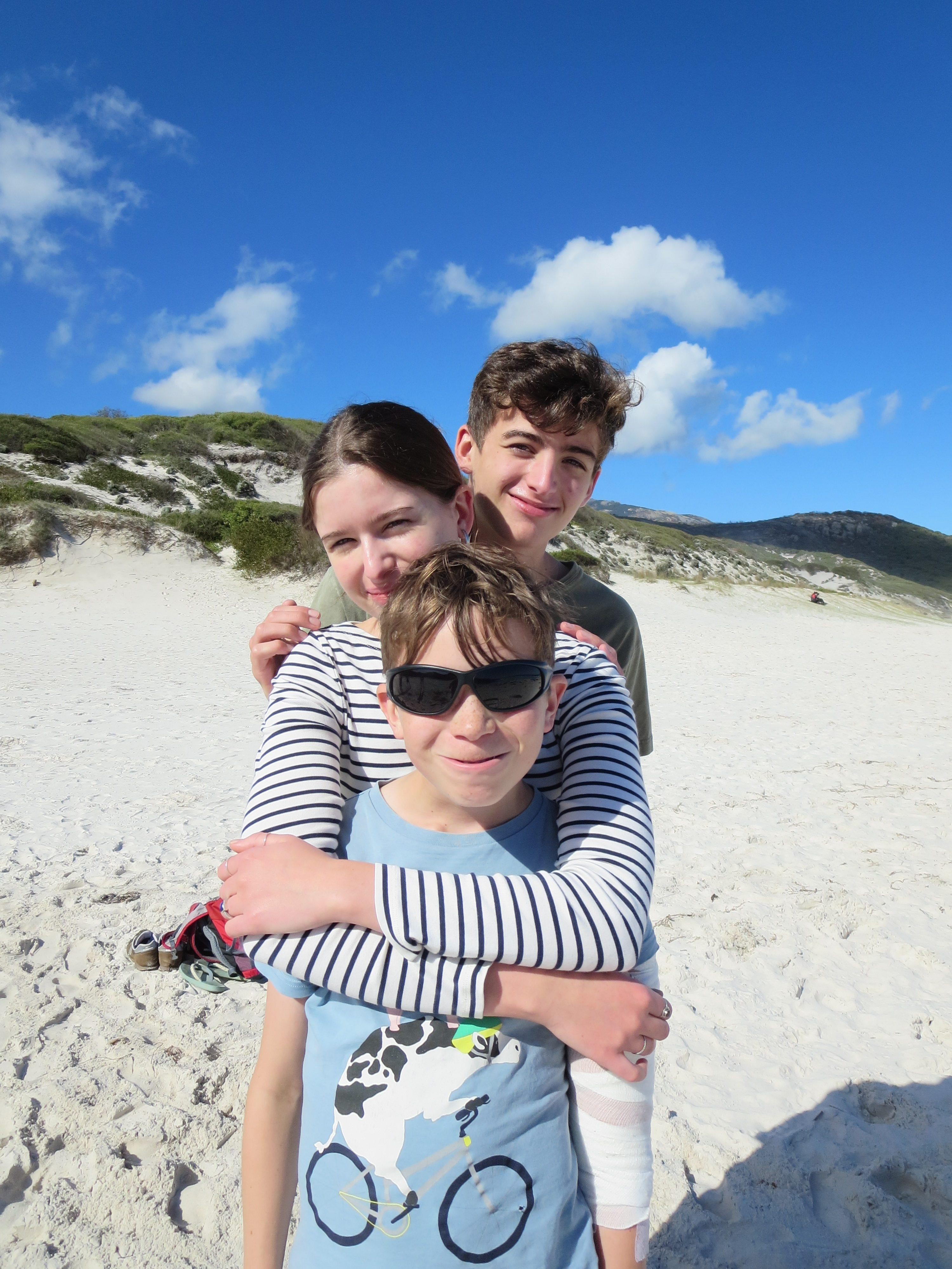 Kids on Squeaky Beach Wilsons Prom 2022 10 17 100817 isqq