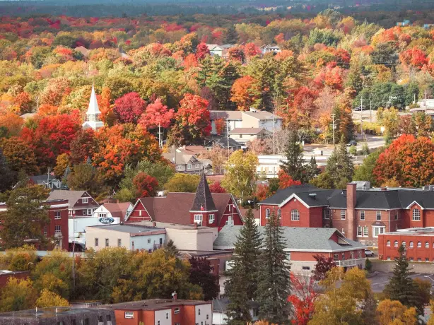 Kleinstadt mit roten Häusern in Parry Sound Ontario, umgeben von Wald in leuchtenden Herbstfarben