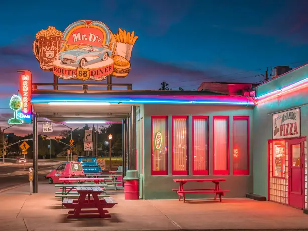Typisches, farbenfrohes Diner an der Route 66, USA