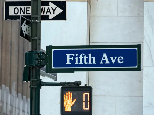 US New York fifth avenue Straßenschild