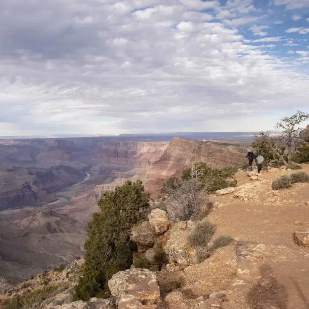 Uitkijktoren over de Grand Canyon met mensen die ernaast lopen
