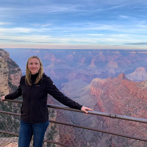 Vrouw bij een uitkijkpunt van de Grand Canyon National Park, in Arizona, VS