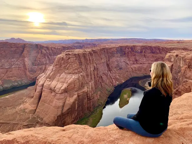 US Arizona Horseshoe Bend sitting with view