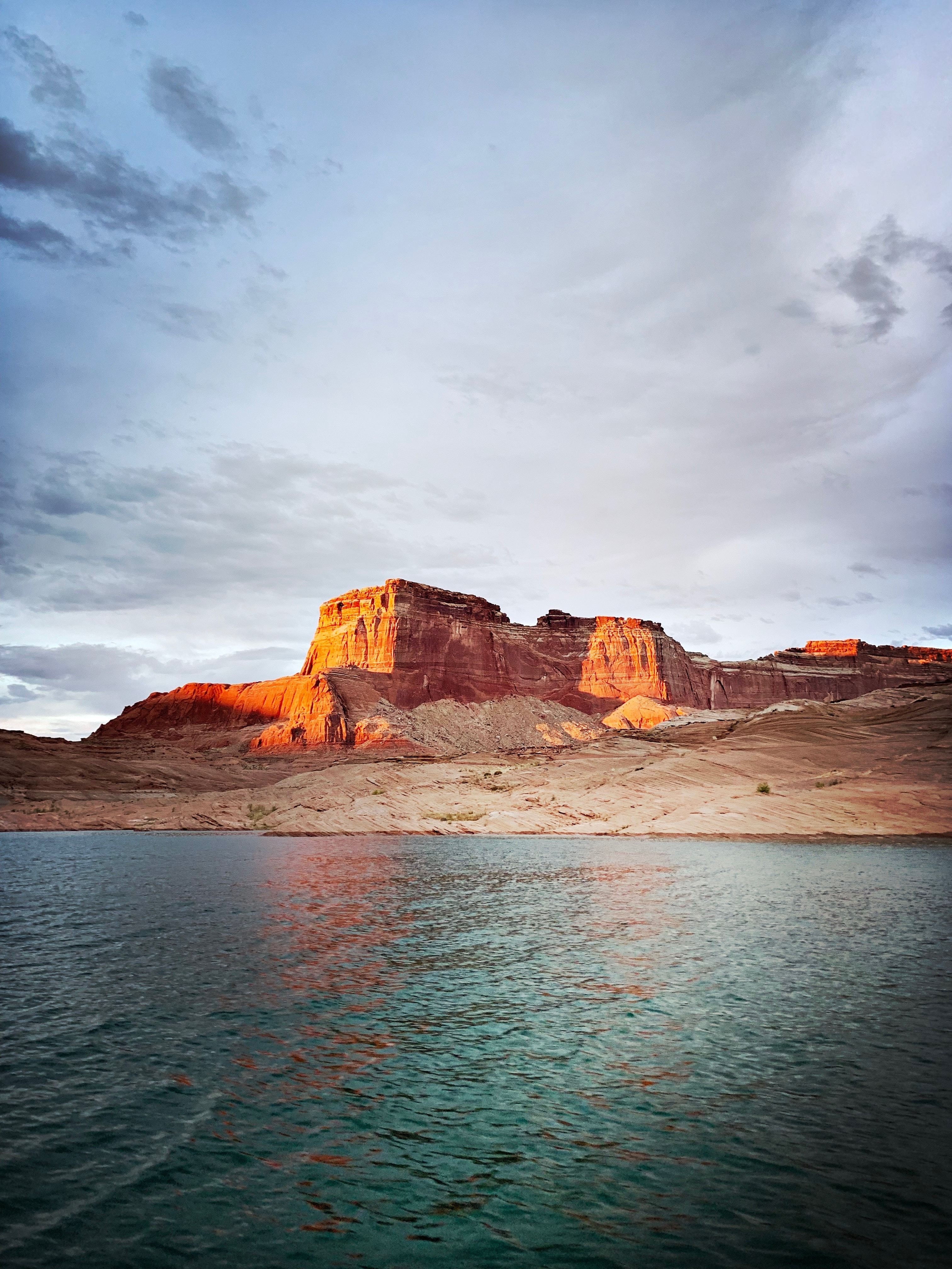US Arizona Page Lake Powell water and red rocks gavin van wagoner unsplash