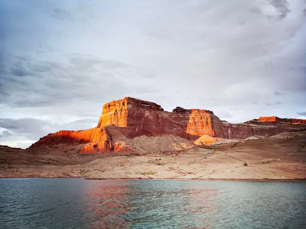US Arizona Page Lake Powell water and red rocks gavin van wagoner unsplash