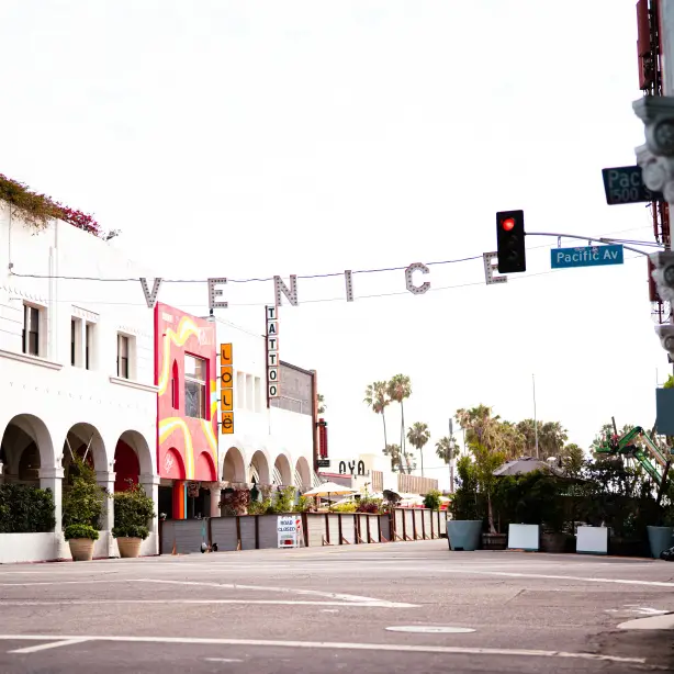 Venice Buchstaben zwischen Gebäuden in Los Angeles