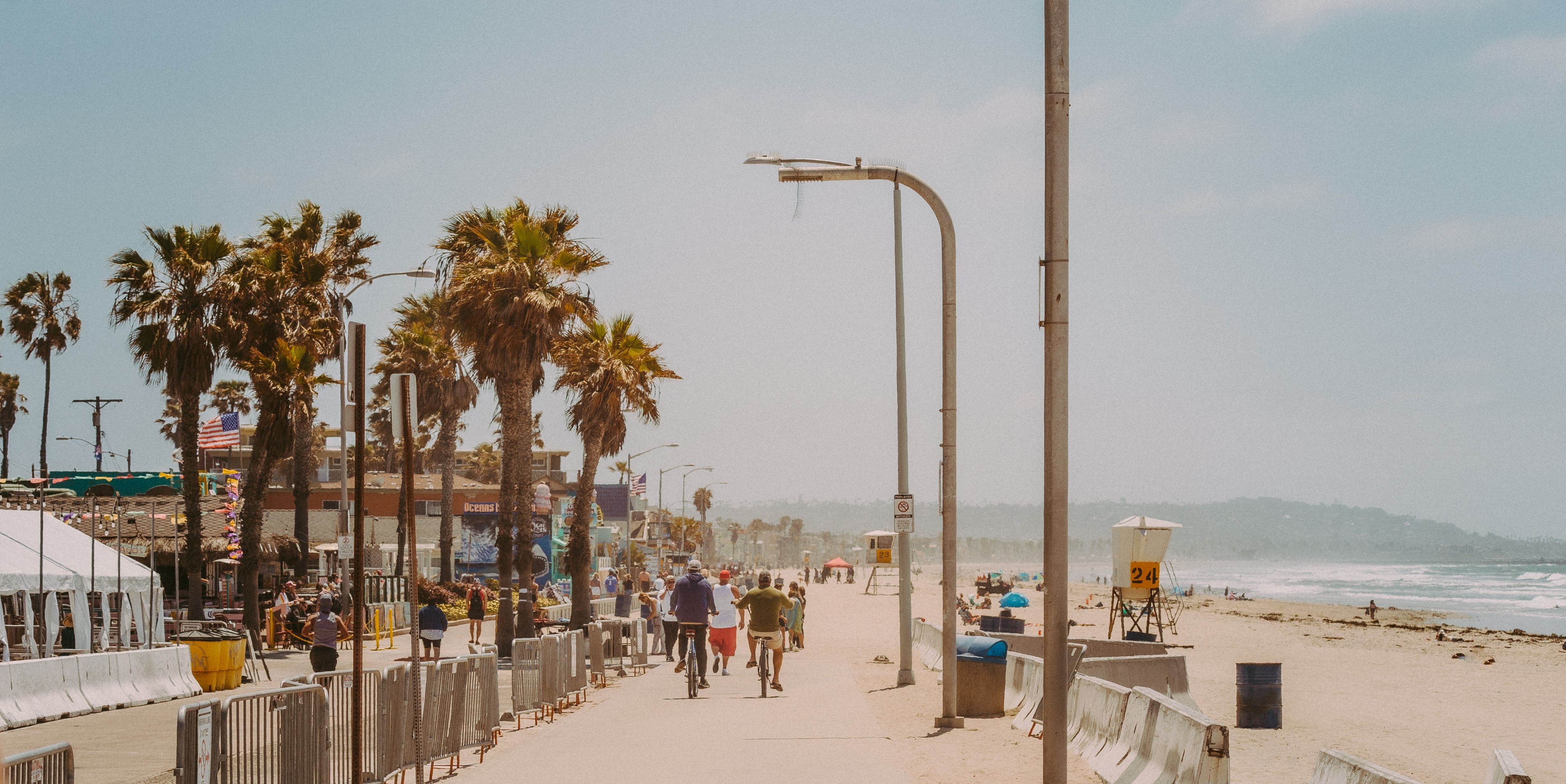 Fietsers en wandelaars trekken langs de achterkant van Pacific Beach in San Diego