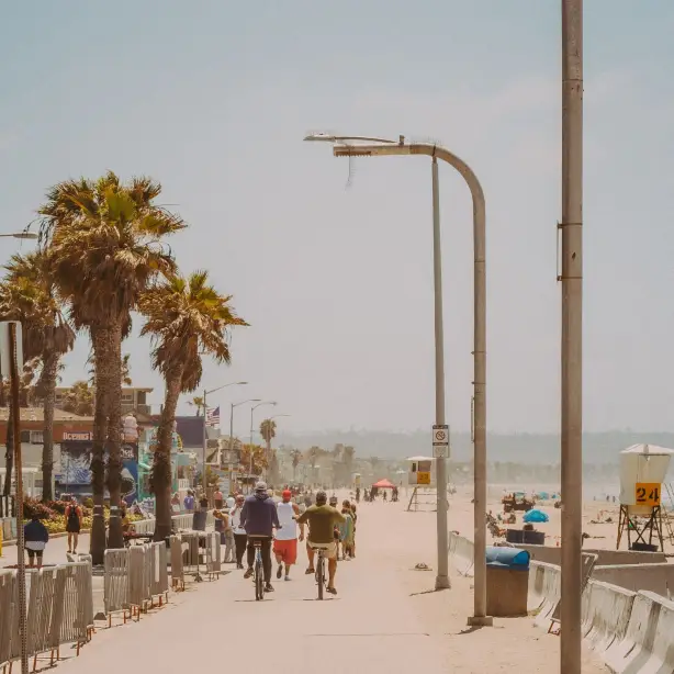 Fietsers en wandelaars trekken langs de achterkant van Pacific Beach in San Diego