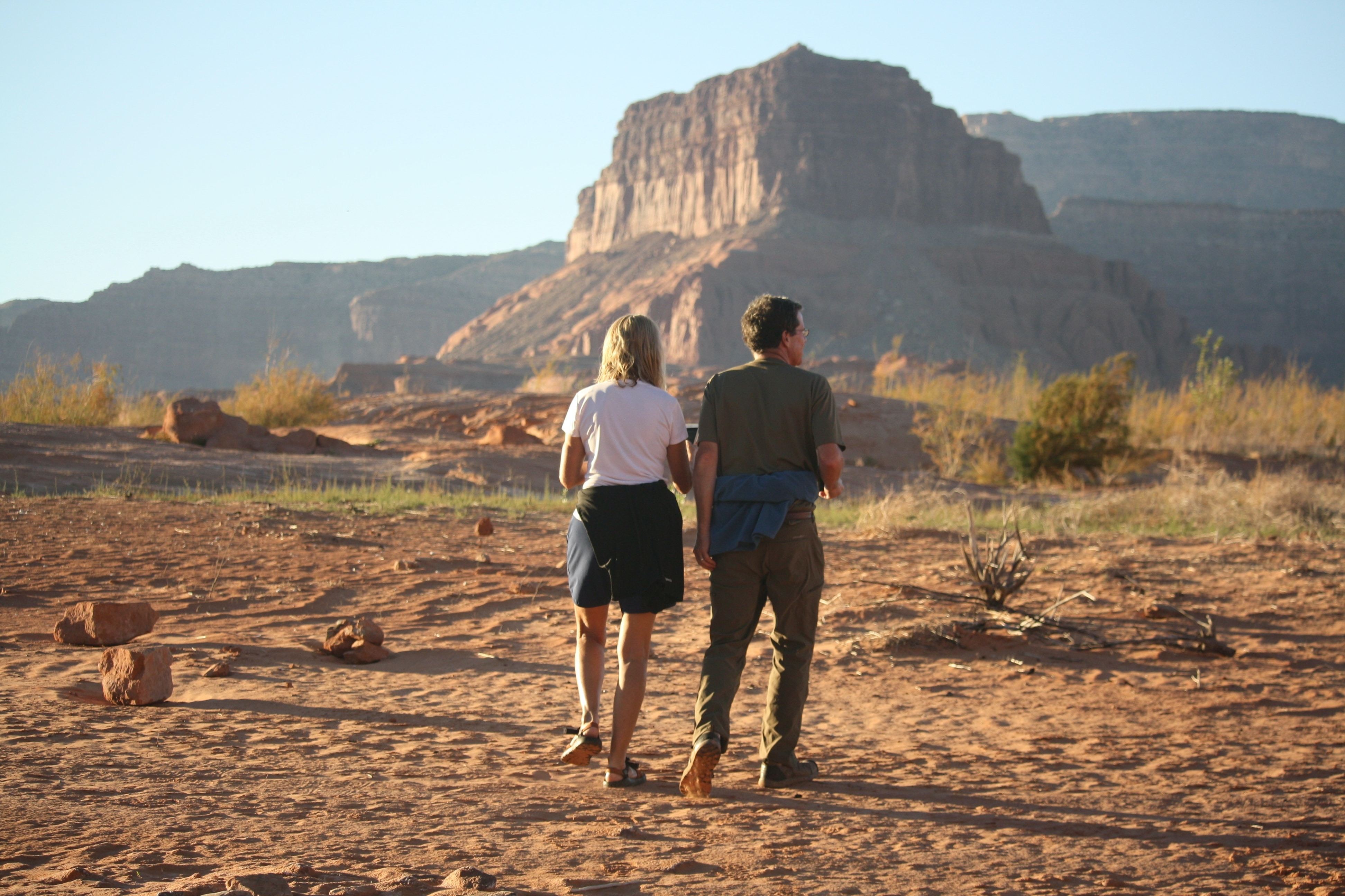 Ein Paar spaziert auf dem Lake Powell Trail in Arizona, USA.