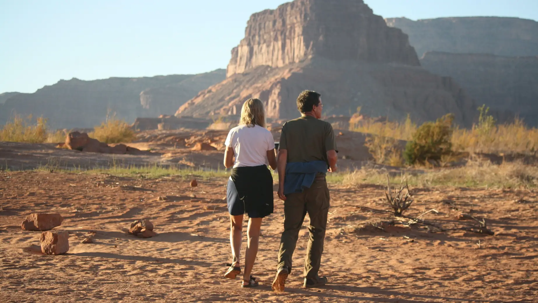 A couple walking along the Lake Powell trail in Arizona, USA