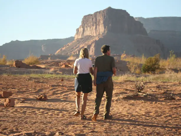 Ein Paar spaziert auf dem Lake Powell Trail in Arizona, USA.