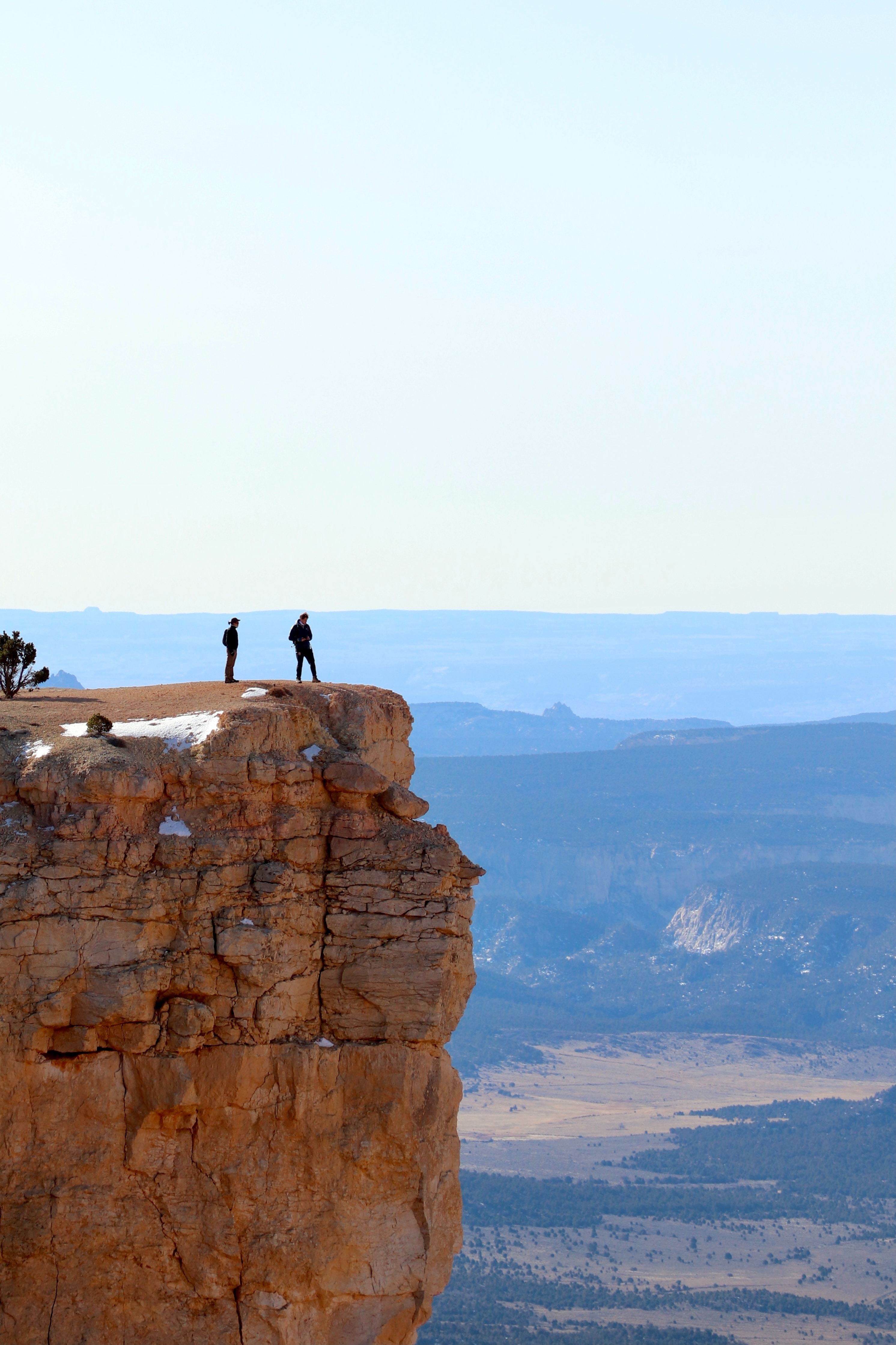 US Utah Bryce Canyon NP cliff side hikers chang he unsplash