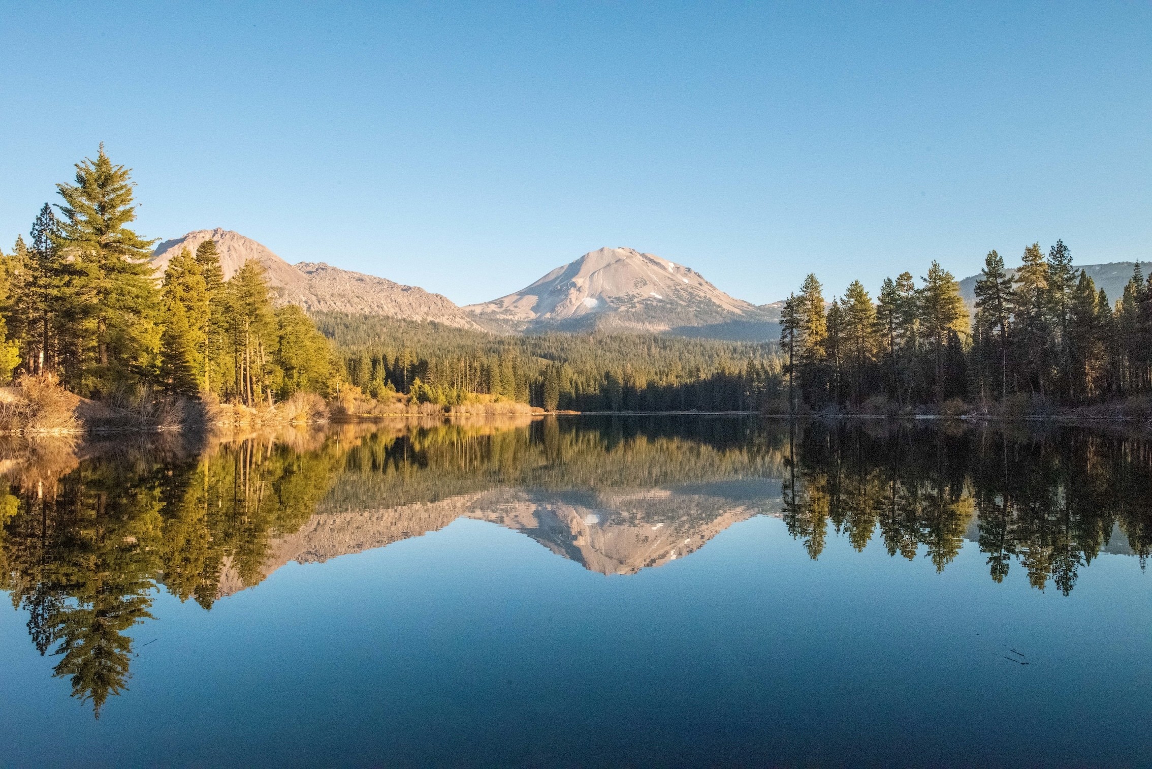 VS, Californië, Lassen Volcanic National Park: uitzicht vanaf het pad langs het meer