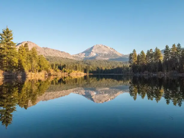 USA California Lassen Volcanic National Park lake trail view