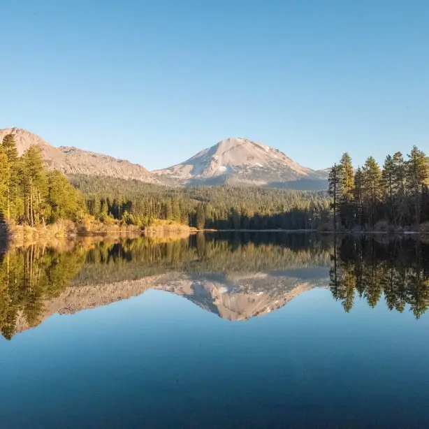 VS, Californië, Lassen Volcanic National Park: uitzicht vanaf het pad langs het meer