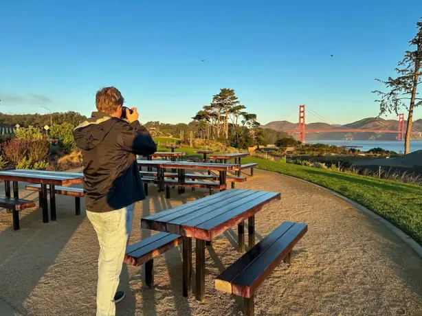 Person fotografiert aus einer weiten Entfernung die Golden Gate Bridge in San Francisco