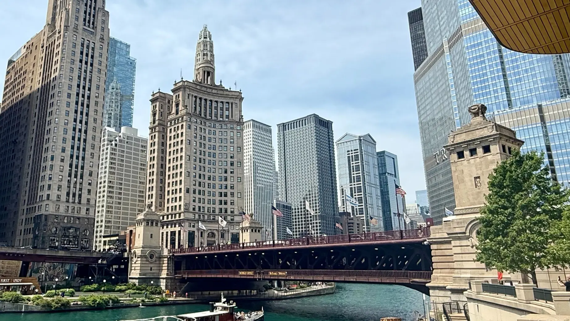 Ausflugsboot auf dem Chicago River vor der Skyline der Innenstadt mit historischen Gebäuden und Wolkenkratzer