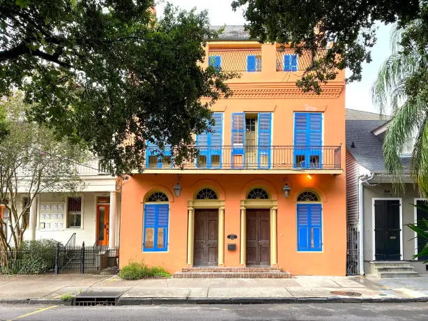 Historisches buntes Gebäude mit blauen Fensterläden in New Orleans