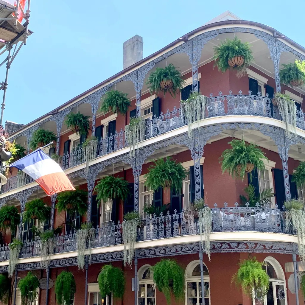 Historisches Eckgebäude mit Balkonen und Hängepflanzen in New Orleans