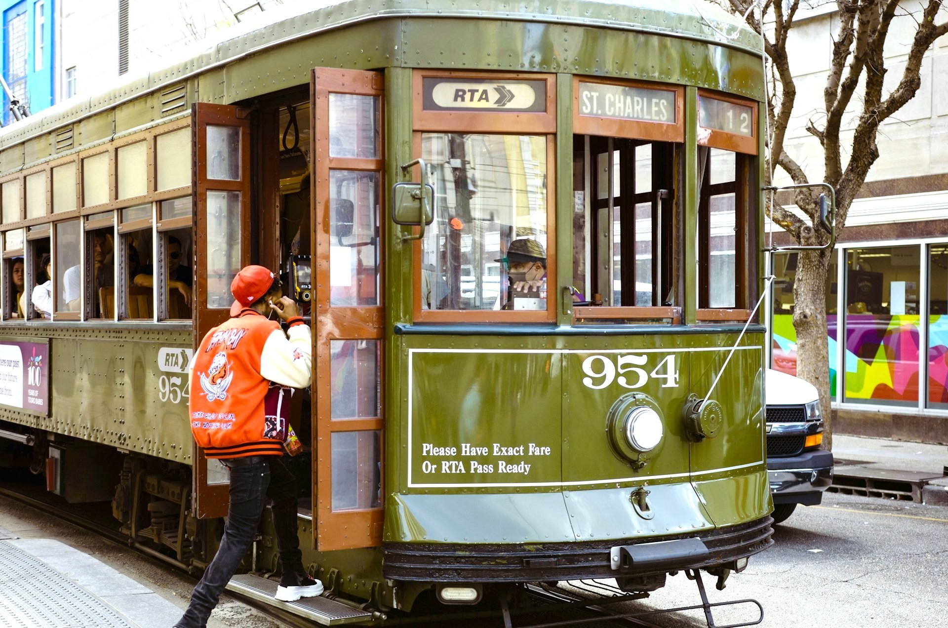 Eine Person besteigt eine Straßenbahn in New Orleans, Louisiana, USA