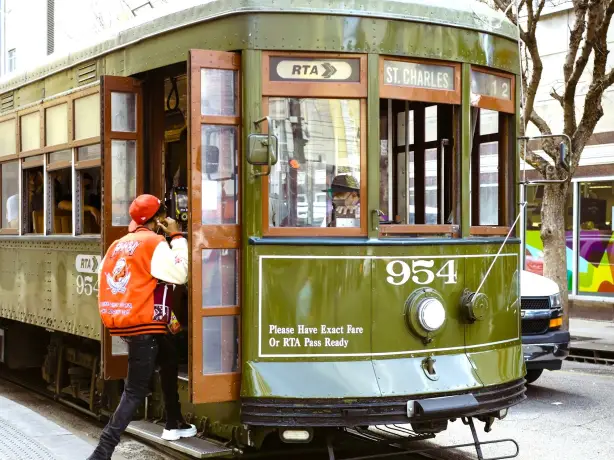 Eine Person besteigt eine Straßenbahn in New Orleans, Louisiana, USA