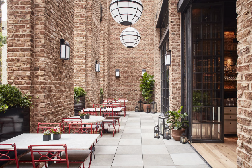 5990 USA New York historic hotel outdoor dining