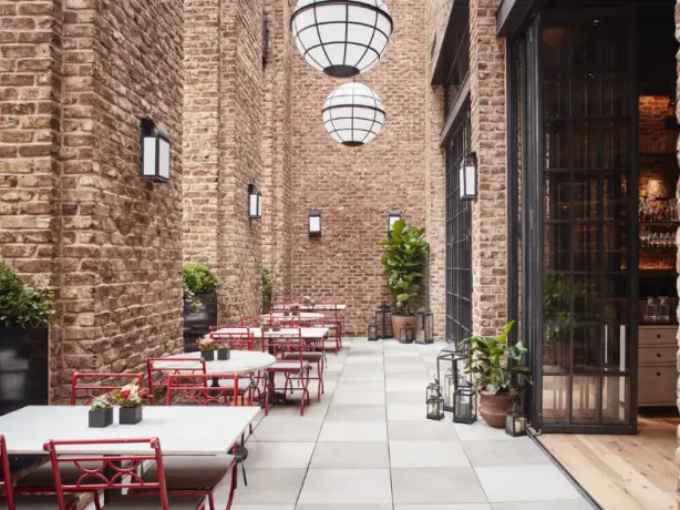 5990 USA New York historic hotel outdoor dining