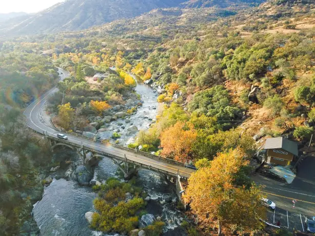 Straße geht über Fluss in herbstlicher Landschaft in den USA