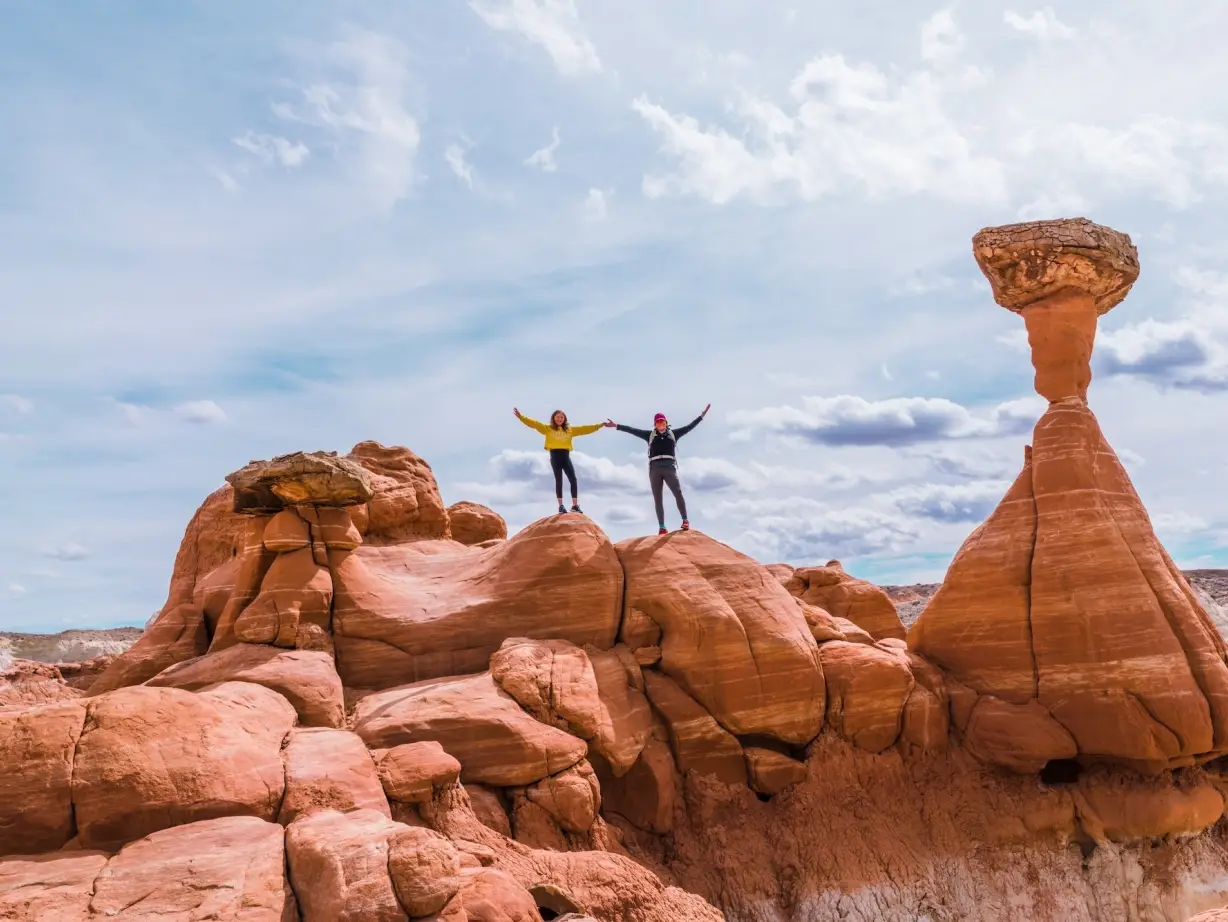 Zwei Menschen halten ihre Arme in den Arm, während sie auf einem Felsen in Kanab, Utah, stehen