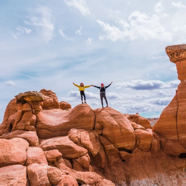 Zwei Menschen halten ihre Arme in den Arm, während sie auf einem Felsen in Kanab, Utah, stehen