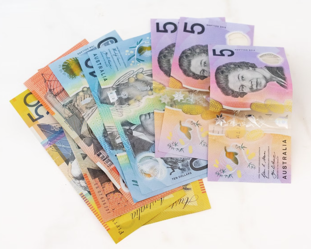 Bunte australische Dollar liegen auf einem Haufen