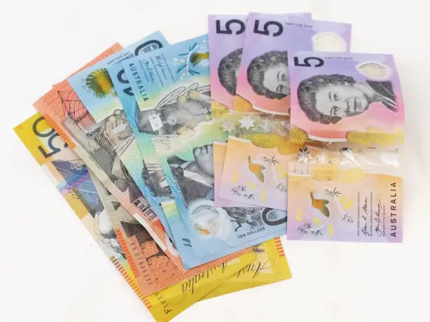 Bunte australische Dollar liegen auf einem Haufen
