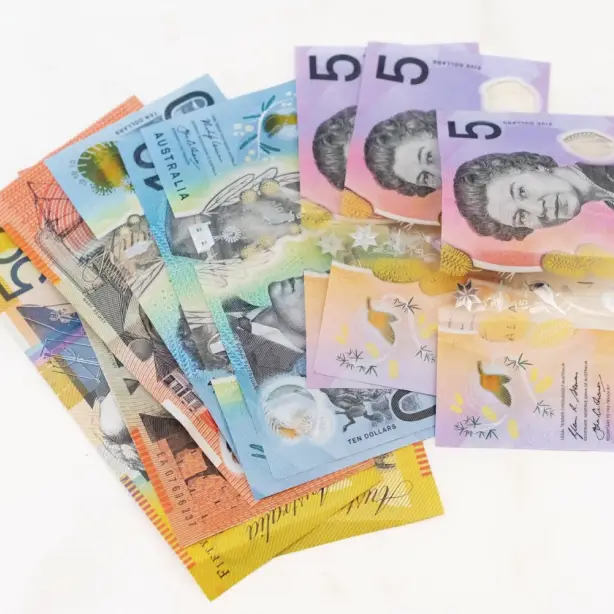 Kleurrijke Australische dollars op een stapel