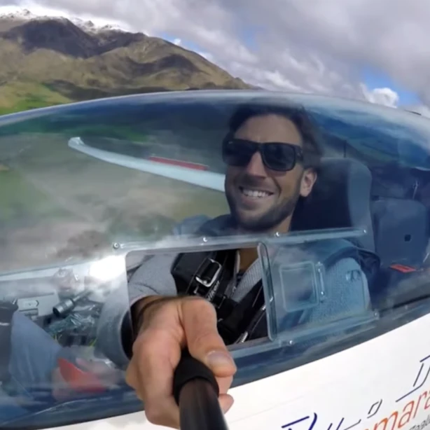 Michiel neemt een selfie met een selfie stick vanuit een klein vliegtuigje