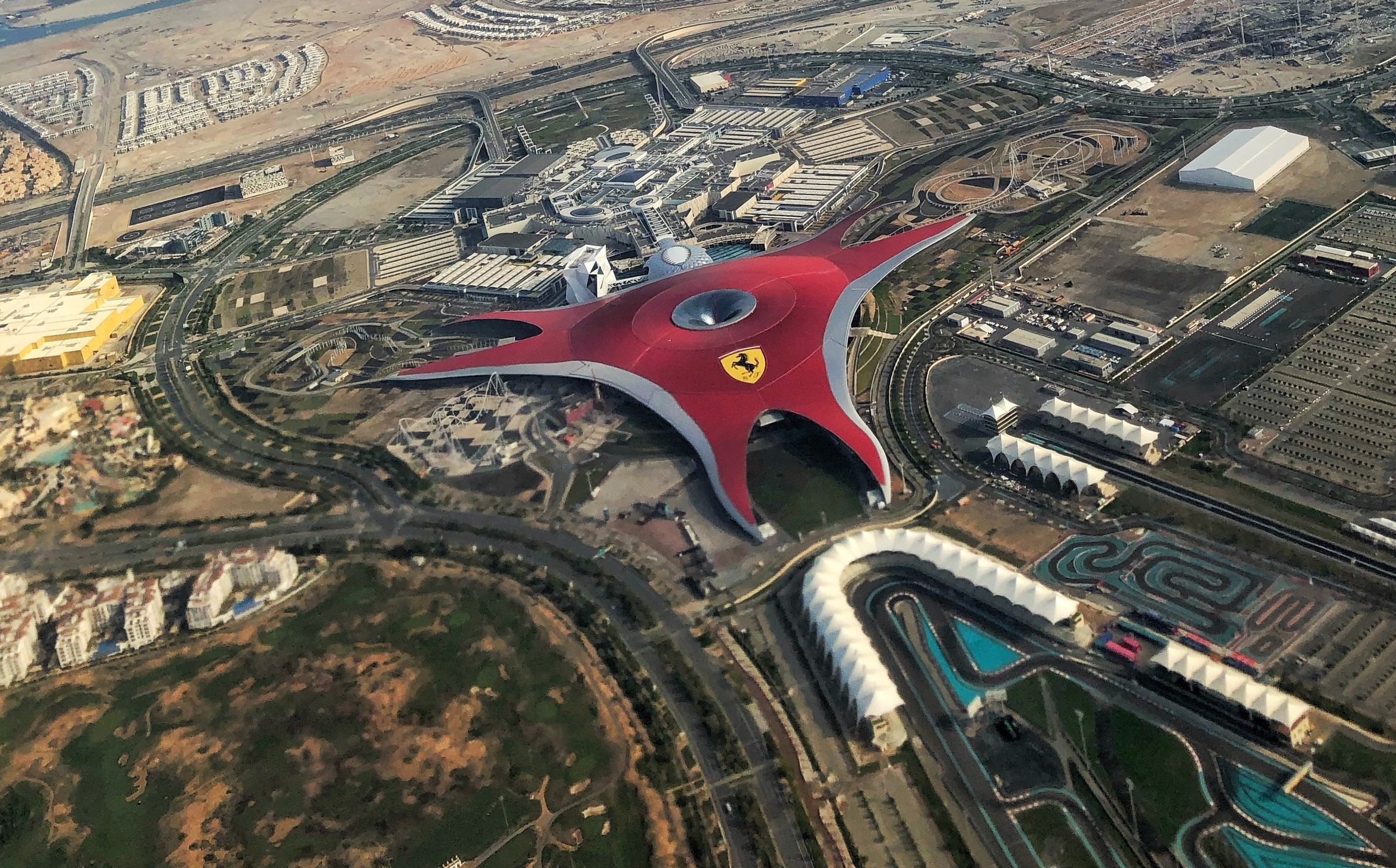 Ferrari World von oben in Abu Dhabi